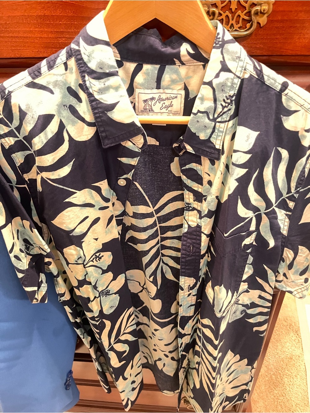 NEW American Eagle Outfitters Navy Blue Tropical Print Short-Sleeve Shirt size L